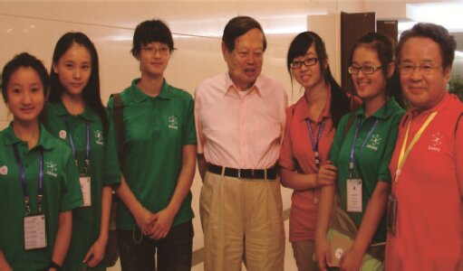 诺贝尔奖获得者杨振宁先生亲切接见我校参加科学营活动的师生代表.jpg