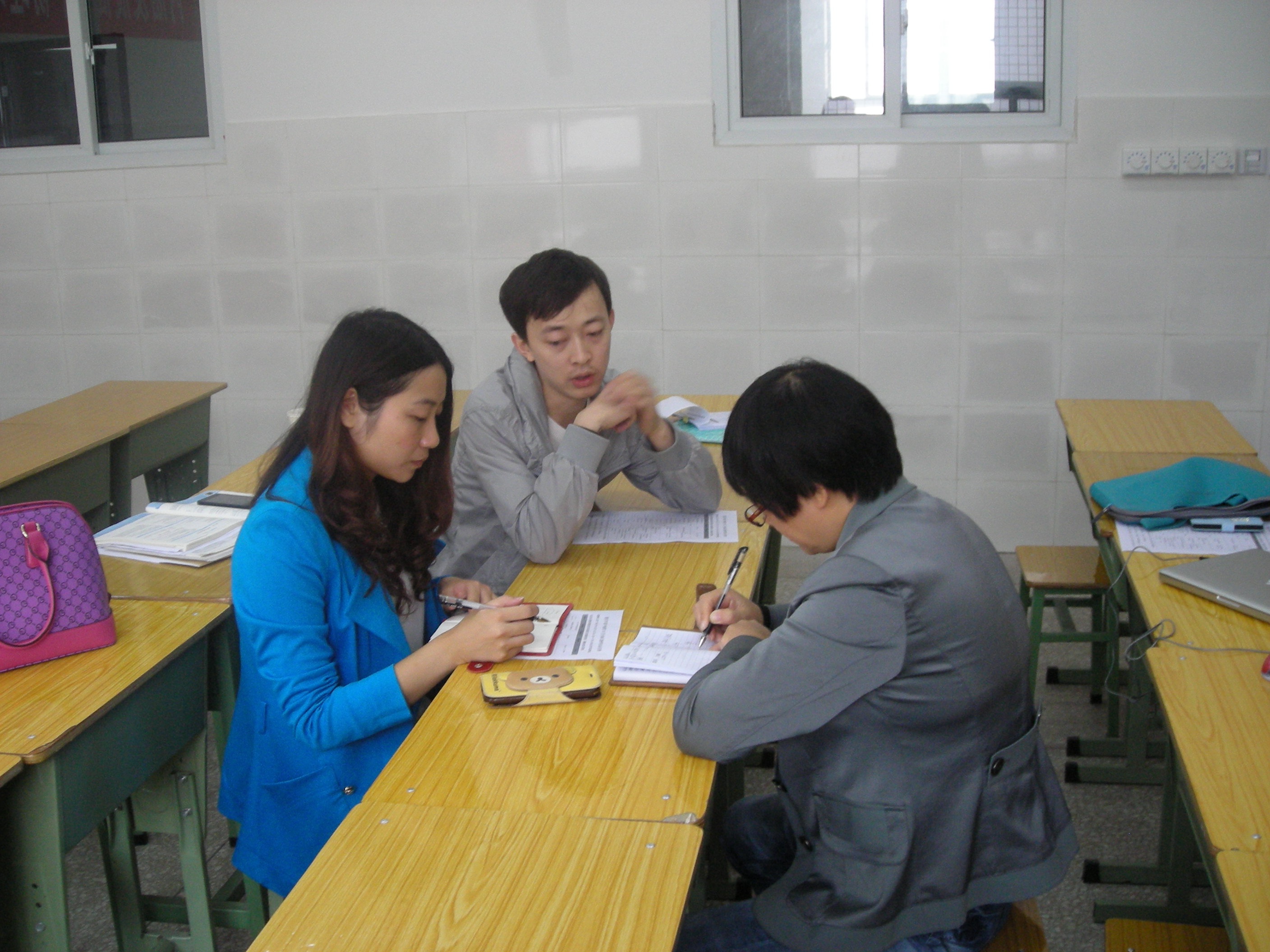 柯丁荣、王龙两位老师正在接受方略专家的备课指导