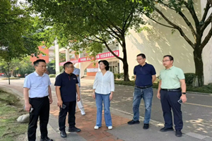 市教育局局长王欣调研雅安中学2…